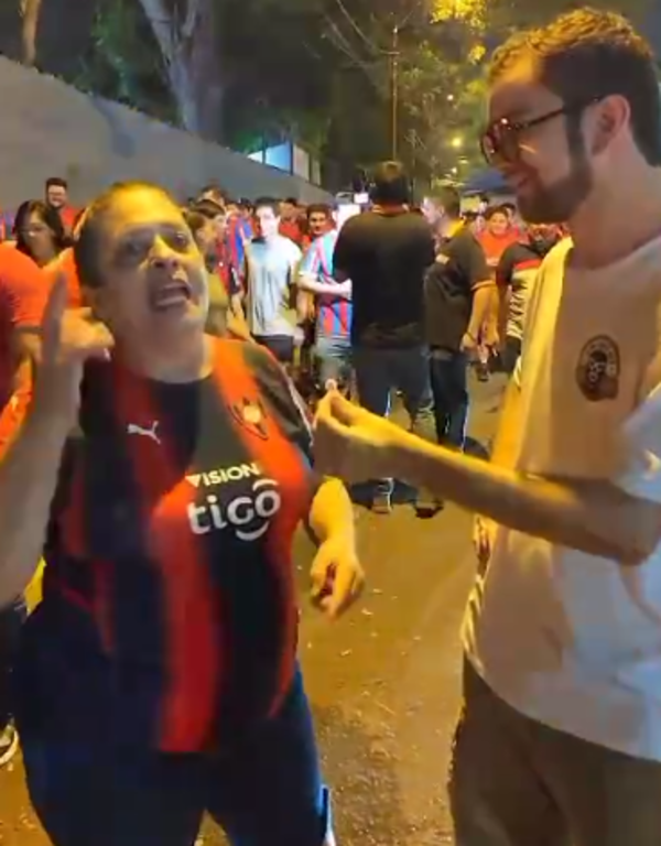 (VIDE). Hincha cerrista pide a esposas de peloteros azulgranas que pasen a retirarlos para evitar a las botineras