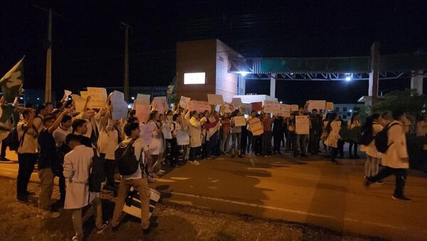 Estudiantes de la Universidad Nacional de Concepción se movilizan por el Arancel Cero - Radio Imperio 106.7 FM