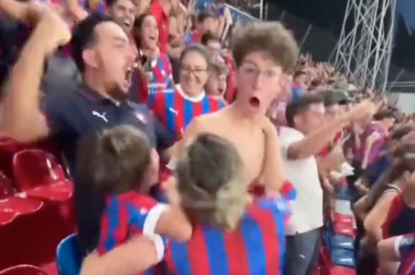 Versus / El alocado festejo de un hincha de Cerro Porteño que se hizo viral