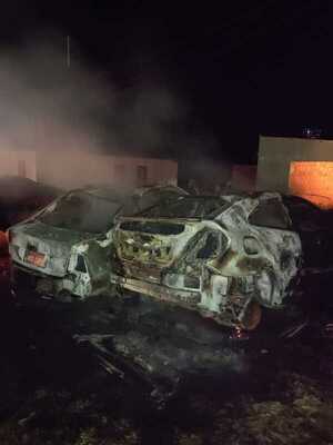 Tres vehículos arden en llamas en un taller en barrio Obrero - Radio Imperio 106.7 FM