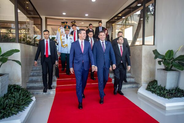 Oficializan comitiva que acompañará al presidente a Uruguay - .::Agencia IP::.