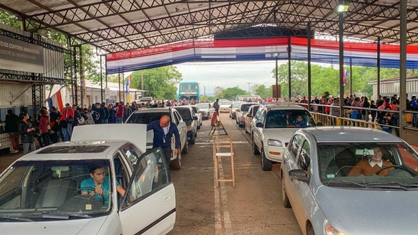 Medidas de Milei ahuyentan a argentinos hacia Encarnación por precios bajos - ADN Digital