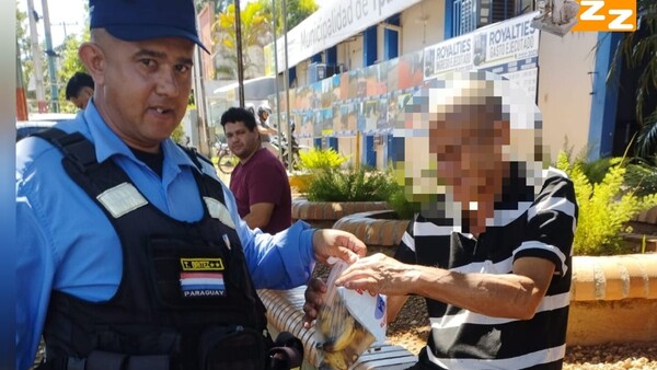 Aplauden gesto de PMT que le dio de comer a un anciano