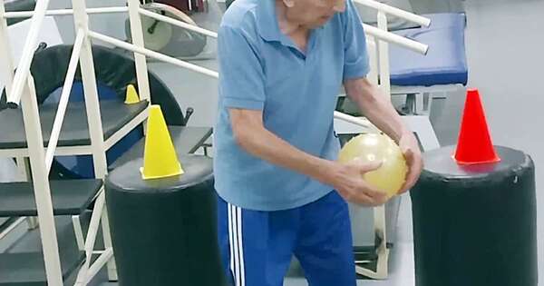 Diario HOY | Especialista del IPS explica cómo ayuda la Fisioterapia a pacientes con Parkinson