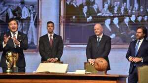 Firman acta y condecoran al presidente de FIFA