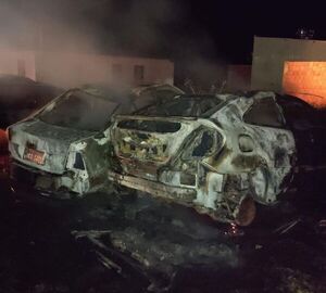 PJC: Tres vehículos arden en llamas en un taller en barrio Obrero