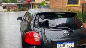 Video: Camión choca a vehículo estacionado y huye