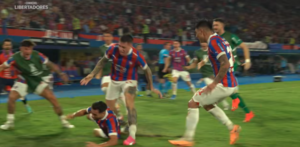 Versus / "Pachi" Carrizo casi termina lesionando a Juan Manuel Iturbe en pleno festejo