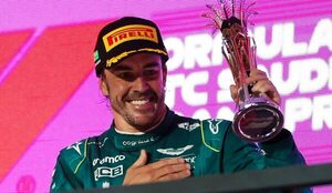 Versus / Se queda: Fernando Alonso renueva su acuerdo con Aston Martin