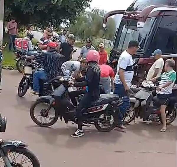 Funcionaria de supermercado a bordo de su moto chocó por un ómnibus - Radio Imperio 106.7 FM