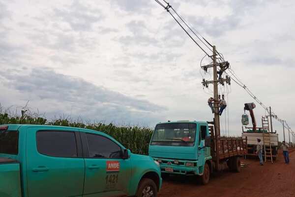 ANDE realiza trabajos de mantenimientos en varias zonas de Itapúa