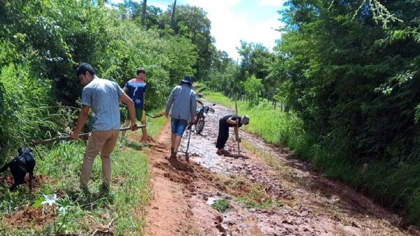 Con palas, asadas y machetes tratan de arreglar tramo rural