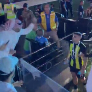 (VIDEO). Jugador ligó latigazos por tirar agua a hincha en Arabia