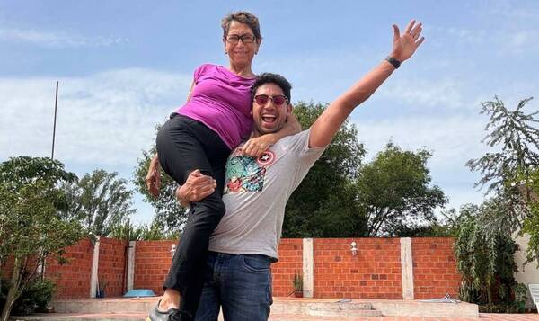 Después de 4 meses fuera del país, Joel Sandino se volvió a abrazar con su mamá