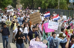 Más de 1.000 estudiantes marchan en Asunción para exigir garantías del Arancel Cero