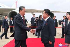 El líder del legislativo chino se reúne con su homólogo norcoreano en Pionyang - Mundo - ABC Color