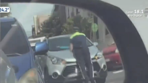VIDEO: "Paseó" a PMT sobre el capó de su auto