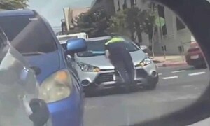 Automovilista se lleva a un agente de tránsito sobre el capó en Asunción – Prensa 5
