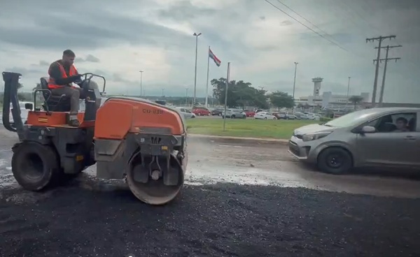 Comenzaron a reparar la ruta de acceso al aeropuerto - La Tribuna