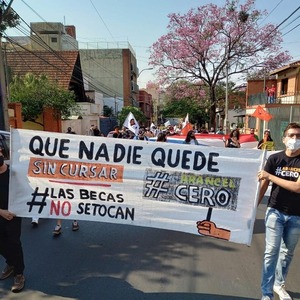 Estudiantes de Itapúa se movilizan por la reglamentación de la Ley de Hambre Cero · Radio Monumental 1080 AM