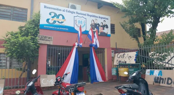 Alumno fue brutalmente agredido por un grupo de estudiantes frente al Colegio Rca. Argentina