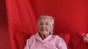 A sus 105 años, abuelita se dedica a hacer crochet