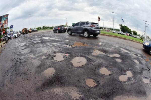 Autopista “bombardeada” da bienvenida frente al aeropuerto •