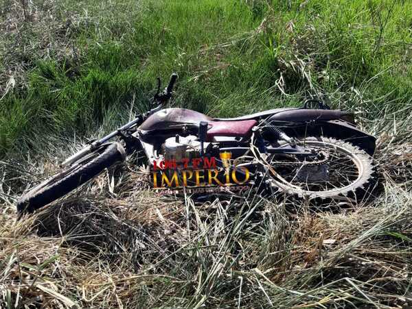 Hallan muerto al conductor de una motocicleta al costado de la ruta PY11 - Radio Imperio 106.7 FM