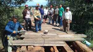 Pobladores de una compañía de San José, reparan un puente que une con varias comunidades del distrito - Noticiero Paraguay