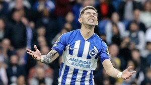 Julio Enciso, baja en el Brighton por una nueva lesión