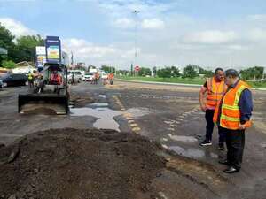 Tras críticas, MOPC comenzó a reparar lamentable ruta en zona del aeropuerto  - Economía - ABC Color