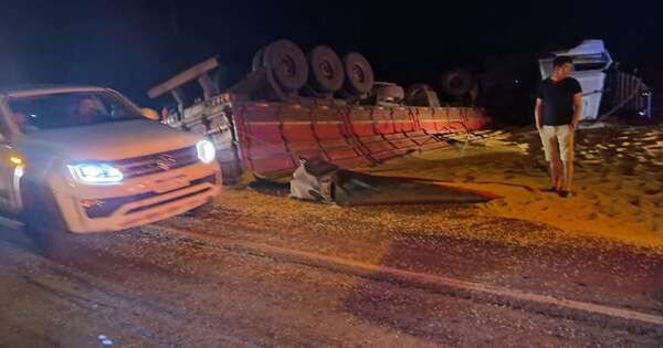 La Nación / Camión de soja volcó tras choque fatal con un auto en Tavapy