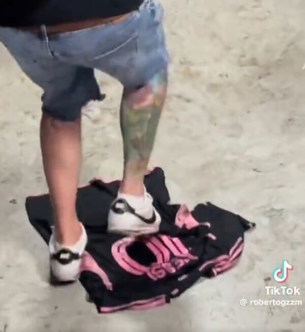 (VIDEO). Mexicanos pisaron en masa camiseta de Messi