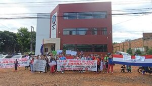 Padres protestan para exigir reparar la instalación eléctrica en escuela de Capiatá