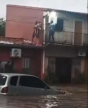 Video: así dos niños fueron rescatados de la inundación tras lluvias en Trinidad - Nacionales - ABC Color