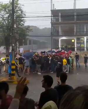 Video: ni la lluvia detiene a los estudiantes que exigen garantizar Arancel Cero y otros programas - Nacionales - ABC Color