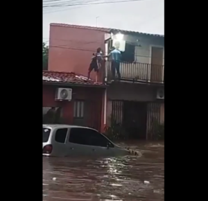 (VIDEO). Dramático rescate de dos niños luego de que su casa se inundara