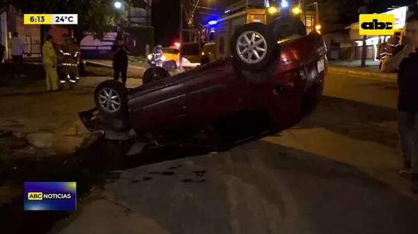 Video: Aparatoso vuelco de vehículo tras un choque  - ABC Noticias - ABC Color