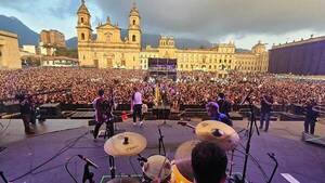 [VIDEO] ¡Qué capo! "Señor pombero" presente en una plaza de Colombia