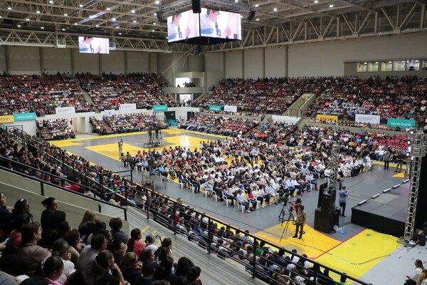 Más de 4000 docentes participaron de la conferencia «Educar con amor» como iniciativa del MEC