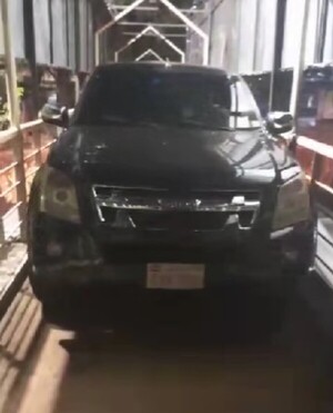 (VIDEO) Ka’ucho intentó pasar puente peatonal con su camioneta y se trancó