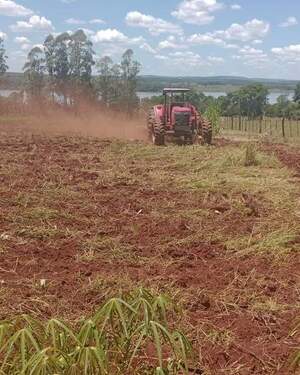 La Municipalidad de Cambyreta impulsa la agricultura local a través de preparación gratuita de suelo.