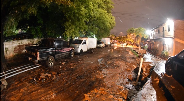 Rescate dramático de familia durante inundación en Trinidad