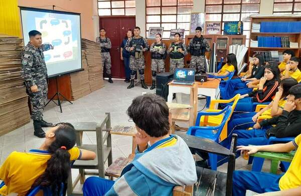 Lince brinda charla a estudiantes •