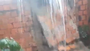 Video: Raudal derrumbó pared, se lleva el lavarropas y otros electrodomésticos de una casa