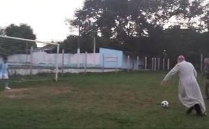 Video: monseñor Valenzuela enseña cómo chutar penales y recuerda su pasión por el fútbol - Nacionales - ABC Color