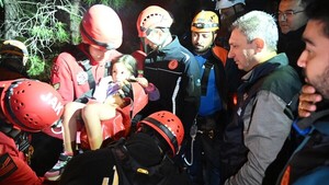 Rescatan a 174 personas tras un accidente de teleférico en Turquía que dejó un muerto