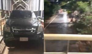 Jaguare, quiso cruzar pasarela peatonal con su camionetaza