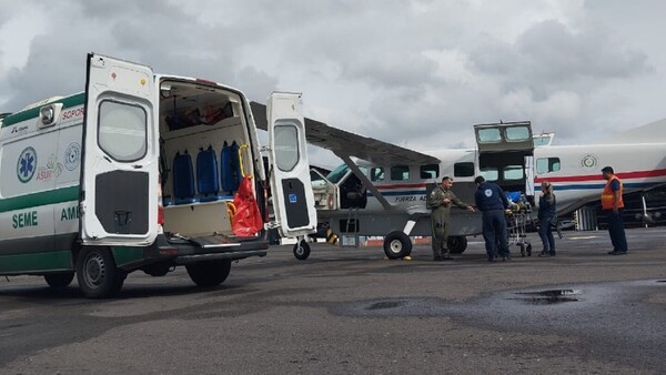 Bebé llega a Paraguay vía aérea tras operación en Argentina