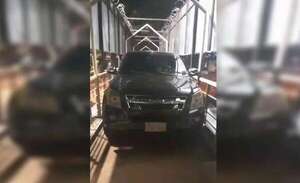 Video: conductor alcoholizado intentó cruzar un viaducto peatonal con su camioneta - ABC en el Este - ABC Color